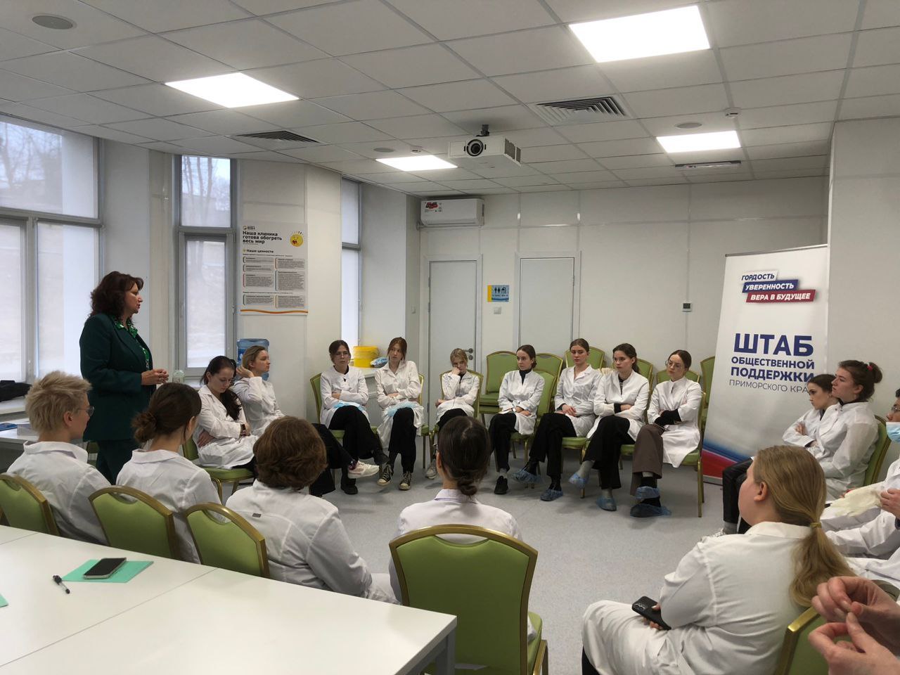 Профориентационную экскурсию для выпускников Владивостокского лицея провели в "Дальзаводской" больнице.