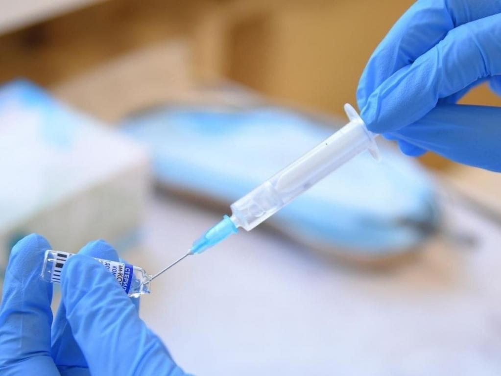 Колоть или не колоть?  Ковид, грипп и пневмококк – совместимы ли три прививки?