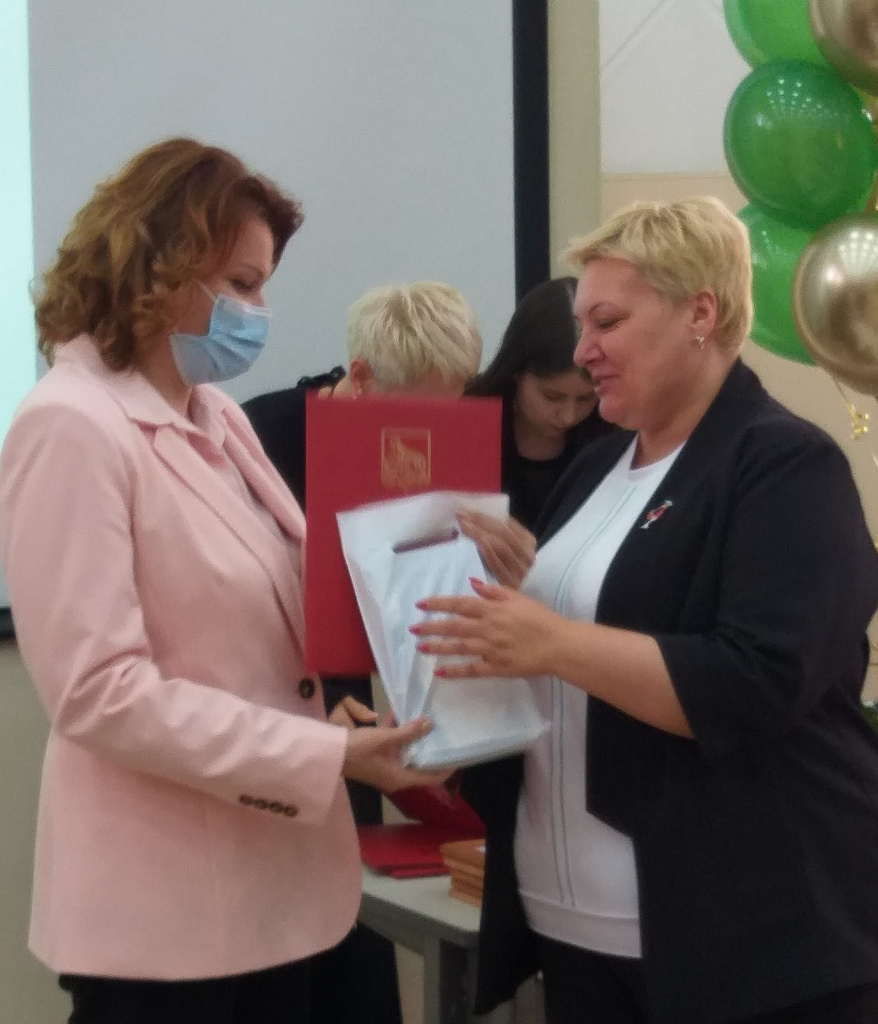 Главный врач Владивостокской клинической больницы № 4 Елена Новицкая поздравила коллег из Приморского краевого бюро судебно-медицинской экспертизы с 70-летием основания учреждения. 