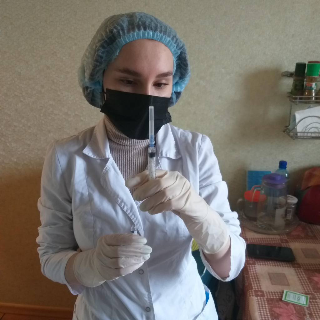 Прививка с доставкой на дом. Владивостокская клиническая больница №4 помогает своим маломобилным пациентам защититься от коронавируса