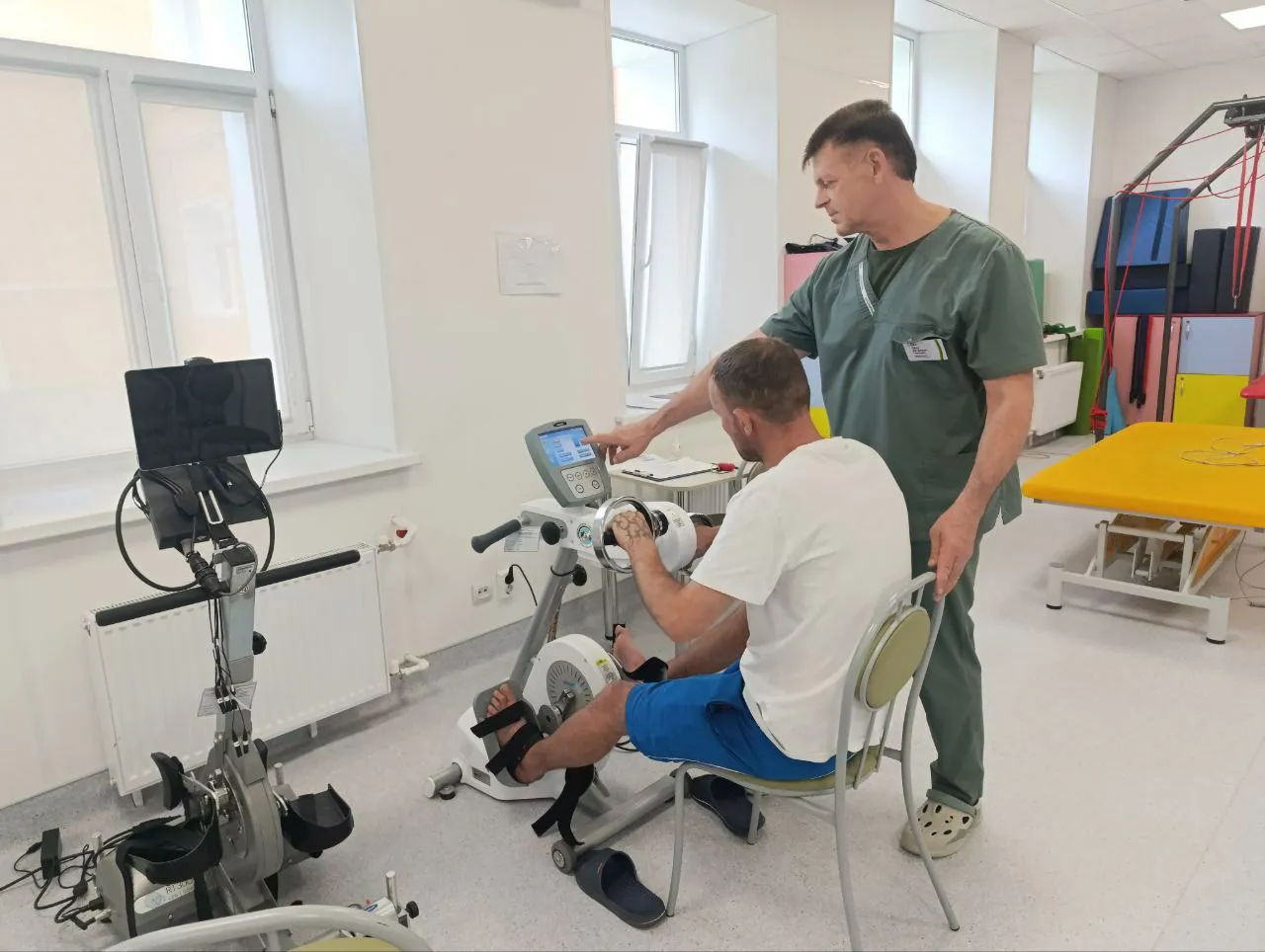 Инструктор по ЛФК Дальзаводской больницы, дважды побывавший в зоне СВО, помогает восстанавливать здоровье нашим бойцам. 