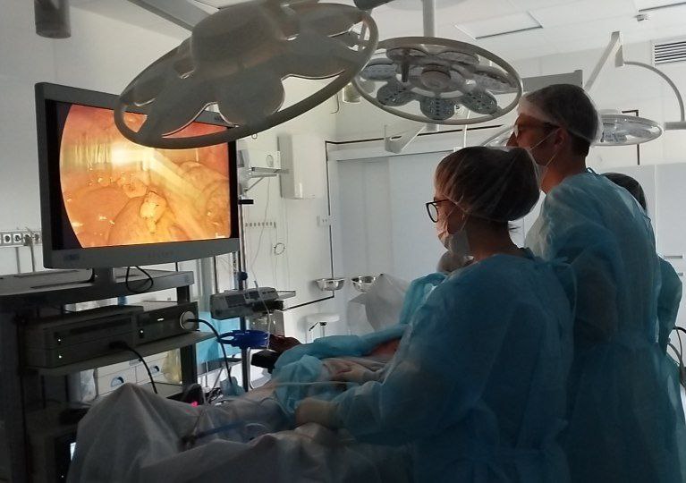 Хирурги Дальзаводской успешно прооперировали пароколостомическую грыжу после операции Брикера.