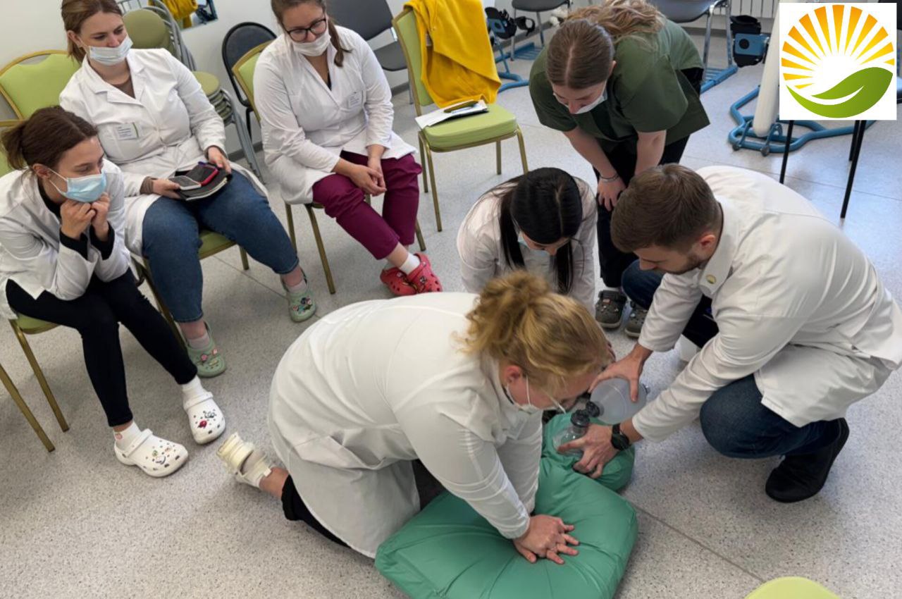 Молодые специалисты поликлиники ВКБ №4 отрабатывают навыки неотложной помощи под руководством опытного наставника. 
